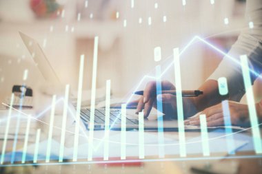 Bilgisayarda ve finansal grafik hologramında yazı yazan kadın ellerine çok maruz kalmış. Borsa analizi kavramı.