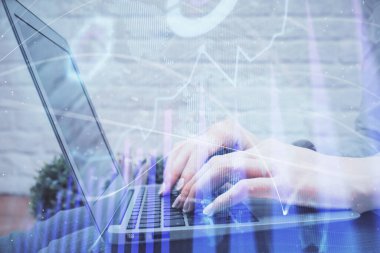 Bilgisayarda ve ön x grafik hologramında yazı yazan kadın ellerine çok maruz kalmış. Borsa analizi kavramı.