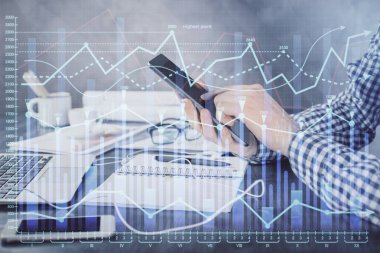 Erkeklerin el ele tutuşup dijital bir cihaz ve ön grafik çizimi kullanırken çift pozlama. Finansal piyasa kavramı.
