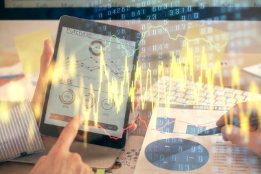 Bir adamın el ele tutuşup, telefon ve finansal çizim kullanırken birden fazla pozlama. Pazar analizi kavramı.