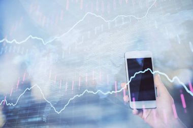 Ön x çizelgesine çift pozlama, hologram çizimi ve cep telefonu kullanan bir kadın. Borsa konsepti.