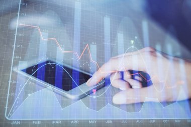 Ön x çizelgesine çift pozlama, hologram çizimi ve cep telefonu kullanan bir kadın. Finansal piyasa kavramı.