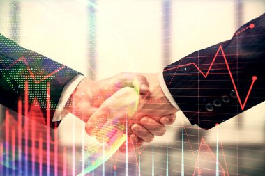 Forx grafik hologramı ve iki adamın el sıkışması. Borsa konsepti.