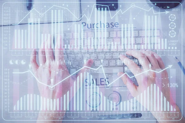 Doble exposición de las manos del hombre escribiendo sobre el teclado portátil y el dibujo del holograma gráfico de divisas. Vista superior. Concepto de mercados financieros. — Foto de Stock