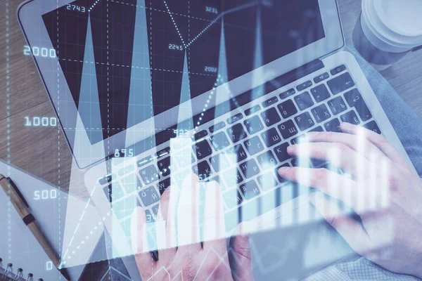 Doble exposición de manos mans tecleando sobre el teclado de la computadora y el dibujo del holograma gráfico forex. Vista superior. Concepto de mercados financieros. —  Fotos de Stock