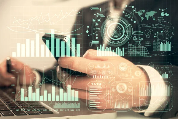 Multi exponering av män händer som håller och använder en digital telefon och forex diagram ritning. Begreppet finansmarknad. — Stockfoto