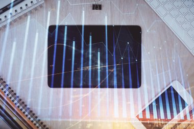 Forx grafik hologramının telefonlu hali. Üst Manzara. Mobil ticaret platformu kavramı.