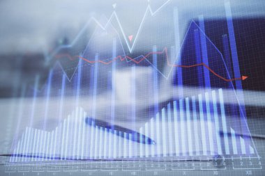 Finansal grafik çizimleri ve açık defter arkaplanı olan bir masa. Önx pazarı kavramı