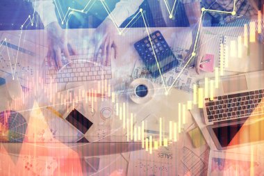 Birlikte çalışan kadın ve erkeğin çifte pozu ve finansal grafik hologramı çizimi. Pazar analizi konsepti. Bilgisayar arkaplanı. Üst Görünüm.