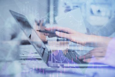 Bilgisayarda ve finansal grafik hologramında yazı yazan kadın ellerine çoklu maruz kalma. Borsa analizi kavramı.