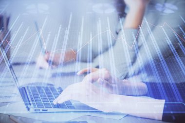 Bilgisayarda ve finansal grafik hologramında yazı yazan kadın ellerine çok maruz kalmış. Borsa analizi kavramı.