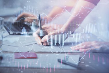 Bilgisayarda ve finansal grafik hologramında yazı yazan kadın ellerine çok maruz kalmış. Borsa analizi kavramı.
