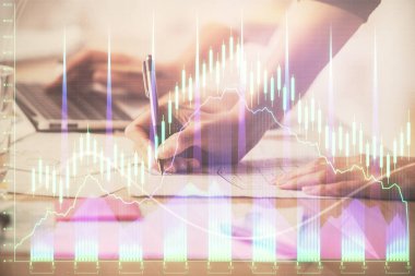Bilgisayarda ve finansal grafik hologramında yazı yazan kadın ellerine çok maruz kalmış. Borsa analizi kavramı.