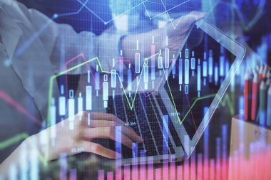 Bilgisayarda ve ön x grafik hologram çiziminde kadın eli yazarken çift pozlama. Borsa yatırım kavramı.