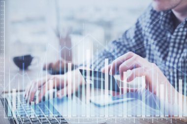 Ellerinde kredi kartı ve forex çizimi olan bir adamın çift pozu. İnternet E-ticaret kavramında hisse senedi ve dijital fintech.