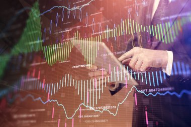 Erkeklerin el ele tutuşup dijital bir cihaz ve ön grafik çizimi kullanırken çift pozlama. Finansal piyasa kavramı.
