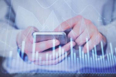 Erkeklerin el ele tutuşup dijital bir cihaz ve ön grafik çizimi kullanırken çift pozlama. Finansal piyasa kavramı.