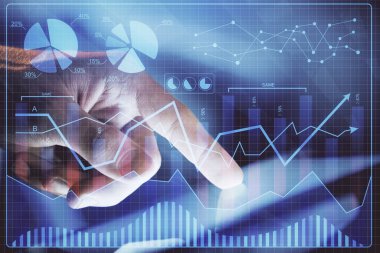Bir adamın el ele tutuşup, telefon ve finansal çizim kullanırken birden fazla pozlama. Pazar analizi kavramı.