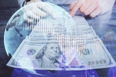 Forx grafiği, hologram, Amerikan dolarları ve insan eli çizimleri. Teknik Analiz kavramı.
