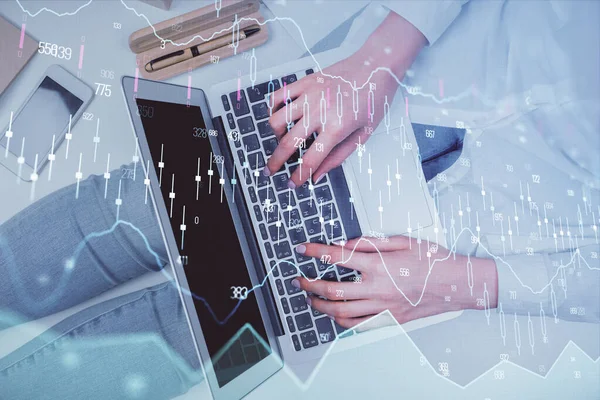 Dubbele blootstelling van vrouwen handen werken op de computer en forex grafiek hologram tekening. Bovenaanzicht. Begrip financiële analyse. — Stockfoto