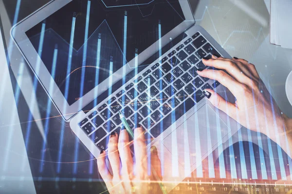 Doppelbelichtung von Frauenhänden, die an Computer- und Forex-Diagramm-Hologrammzeichnung arbeiten. Draufsicht. Finanzanalysekonzept. — Stockfoto