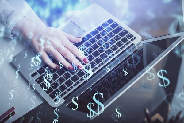Podwójna ekspozycja rąk bizneswoman wpisując na komputerze i wykresu finansowego hologram rysunek. Koncepcja analizy rynku akcji. — Zdjęcie stockowe