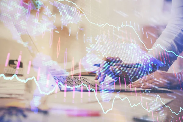 Exposition multiple des mains de femme tapant sur l'ordinateur et le dessin d'hologramme de tableau financier. Concept d'analyse boursière. — Photo