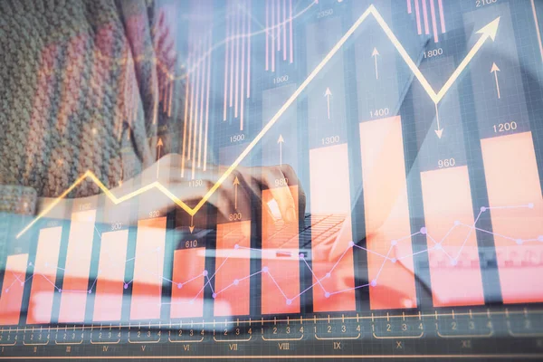 Doppelbelichtung von Frauenhänden beim Tippen auf Computer- und Forex-Diagramm-Hologrammzeichnung. Aktienmarktanalysekonzept. — Stockfoto