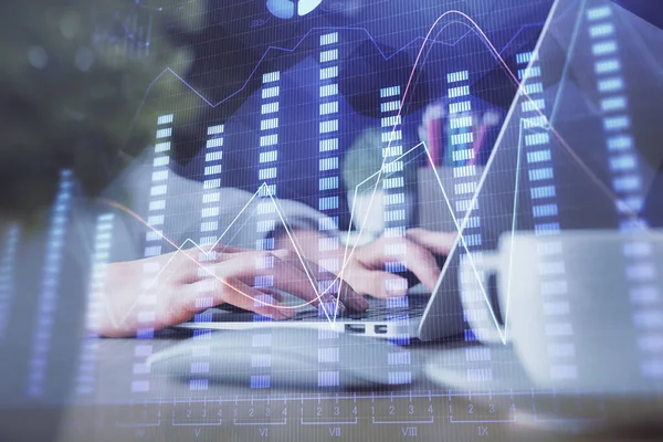 Doble exposición de las manos de la mujer escribiendo en la computadora y el dibujo del holograma gráfico de divisas. Concepto de inversión bursátil. — Foto de Stock