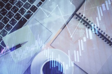 Borsa grafiği ve masa arkasındaki en üst görünüm bilgisayarı. Çifte maruziyet. Finansal eğitim kavramı.