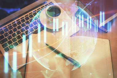 Borsa grafiği ve masa arkasındaki en üst görünüm bilgisayarı. Çoklu maruz kalma. Finansal eğitim kavramı.