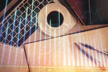 Borsa tablosu ve masa arkasındaki en iyi görüntü bilgisayarı. Çifte maruziyet. Mali analiz kavramı.