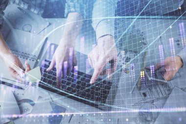 Kadın ve erkeğin birlikte çalışırken çifte pozlama ve hologram çizimi ön plana çıkarma. Finansal analiz konsepti. Bilgisayar arkaplanı. Üst Görünüm.