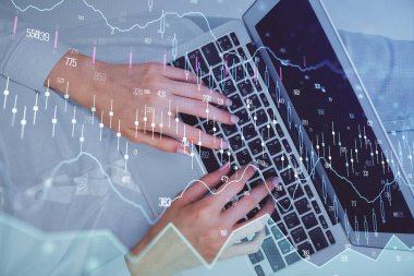 Bilgisayar ve ön x çizim hologramı üzerinde çalışan kadın elleri çift pozlama. Üst Manzara. Mali analiz kavramı.