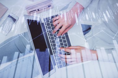 Bilgisayar ve ön grafik hologram çizimi üzerinde çalışan kadın elleri çift pozlama. Üst Manzara. Mali analiz kavramı.