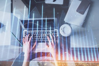 Bilgisayar ve ön x çizim hologramı üzerinde çalışan kadın elleri çift pozlama. Üst Manzara. Mali analiz kavramı.