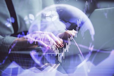 İşkadını ellerinin bilgisayar ve finansal grafik hologramı çizimlerinde çifte pozlama. Borsa analizi kavramı.