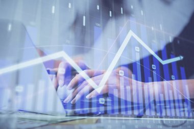 Bilgisayarda ve finansal grafik hologramında yazı yazan kadın ellerine çoklu maruz kalma. Borsa analizi kavramı.