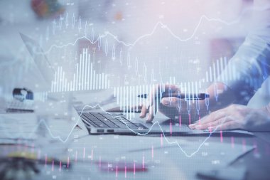 Bilgisayarda ve finansal grafik hologramında yazı yazan kadın ellerine çok maruz kalmış. Borsa analizi kavramı.