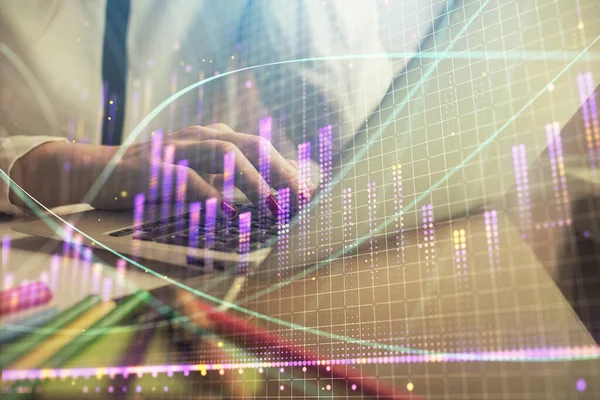 Doppia esposizione delle mani della donna che scrivono sul disegno dell'ologramma del grafico finanziario e del calcolatore. Concetto di analisi del mercato azionario. — Foto Stock
