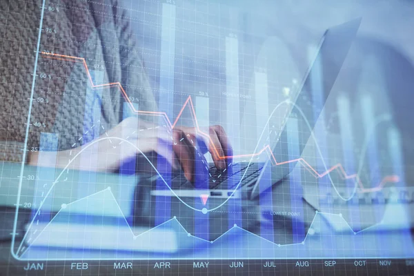 Doppelbelichtung von Frauenhänden beim Tippen auf Computer- und Forex-Diagramm-Hologrammzeichnung. Aktienmarktanalysekonzept. — Stockfoto