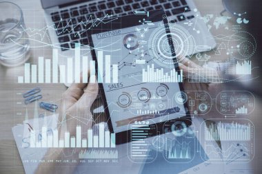 Erkeklerin el ele tutuşup dijital bir cihaz ve ön grafik çizimi kullanırken çift pozlama. Finansal piyasa kavramı.