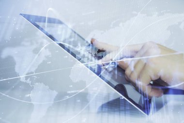 Erkeklerin el ele tutuşup dijital telefon ve forx grafik çizimleri kullanırken birden fazla pozlama. Finansal piyasa kavramı.