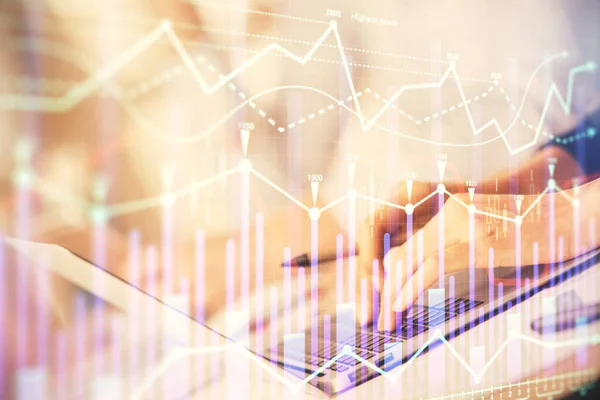 Doppelbelichtung von Frauenhänden beim Tippen auf Computer- und Forex-Diagramm-Hologrammzeichnung. Börseninvestitionskonzept. — Stockfoto