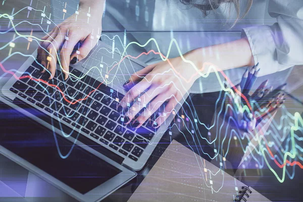 妇女双手在计算机上打字和绘制外汇海图的双重曝光。股票市场投资概念. — 图库照片