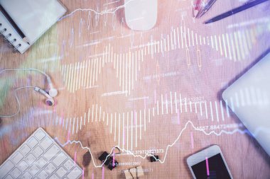 Forx grafik hologramının telefonlu masaüstü üzerinde çoklu pozlandırılması. Üst Manzara. Mobil ticaret platformu kavramı.