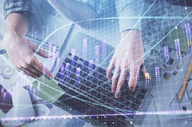 Kadın ve erkeğin birlikte çalışırken çifte pozlama ve hologram çizimi ön plana çıkarma. Finansal analiz konsepti. Bilgisayar arkaplanı. Üst Görünüm.