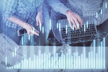 Kadın ve erkeğin birlikte çalıştığı çoklu pozlama ve grafik hologramı çizimi. Finansal analiz konsepti. Bilgisayar arkaplanı. Üst Görünüm.