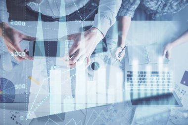 Birlikte çalışan kadın ve erkeğin çifte pozu ve finansal grafik hologramı çizimi. Pazar analizi konsepti. Bilgisayar arkaplanı. Üst Görünüm.