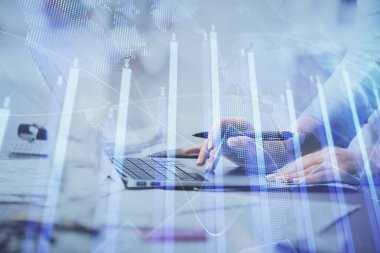 Bilgisayarda ve finansal grafik hologramında yazı yazan kadın ellerine çok maruz kalmış. Borsa analizi kavramı.
